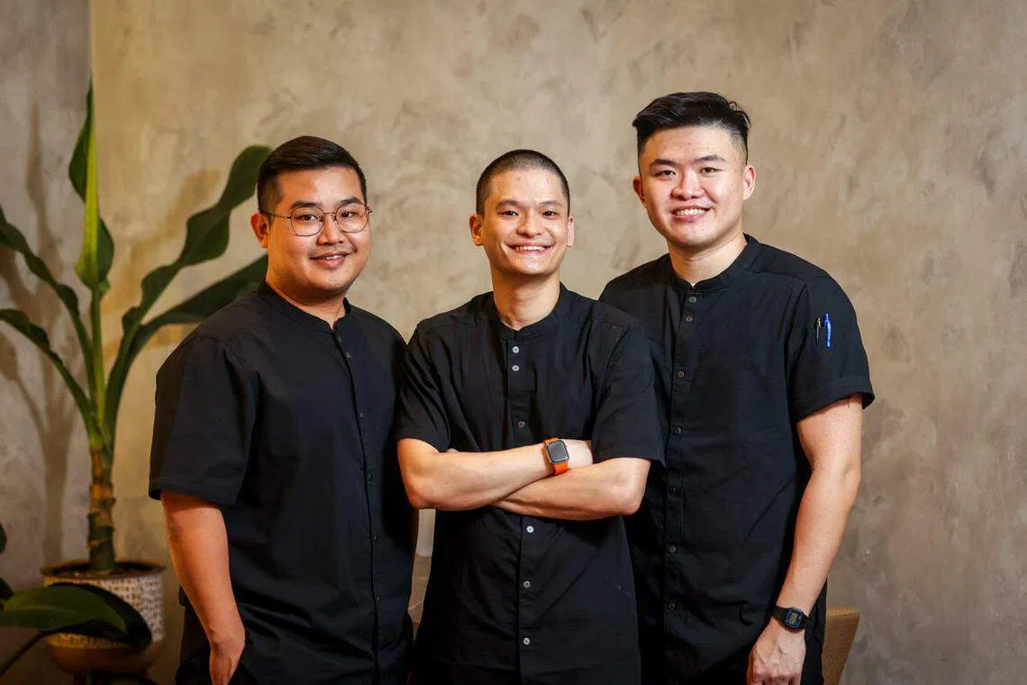 吴新华（中）、陈科亦（左）和扎合利亚周希望通过小型欧式餐馆Início，将精致料理带到邻里和工业区。（叶振忠摄）