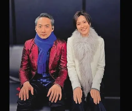 石头（左）忙着四处巡演，两个儿子的教育重担几乎都落在妻子狗狗（右）身上。（互联网）
