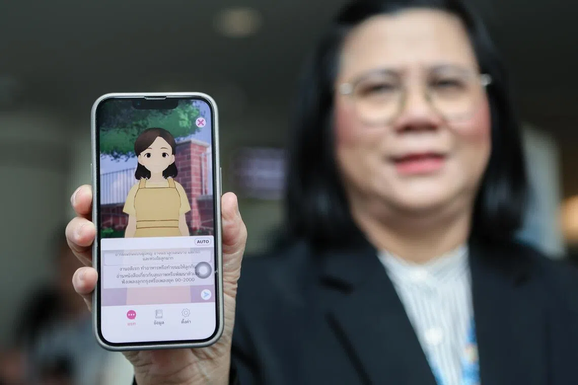 泰国玛希敦大学教授宝瓦塔娜，向记者展示泰语家庭角色互换游戏软件the LUV & Learn。（特约李姿仪摄）