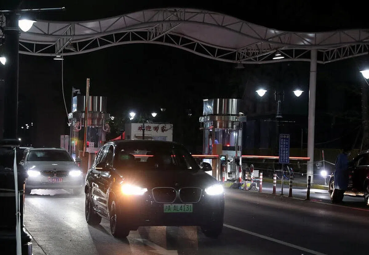 6月1日零时刚过，上海市闵行区一小区恢复私家车进出。（新华社）