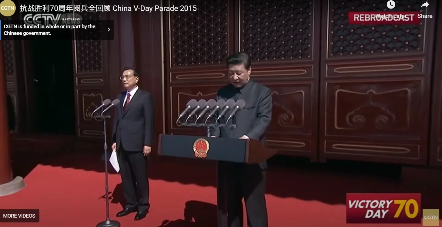 2015年，习近平在中国抗战胜利70周年纪念大会上发表讲话时，时任中国总理李克强是主持人，央视直播有两人同框画面。（央视视频截图）