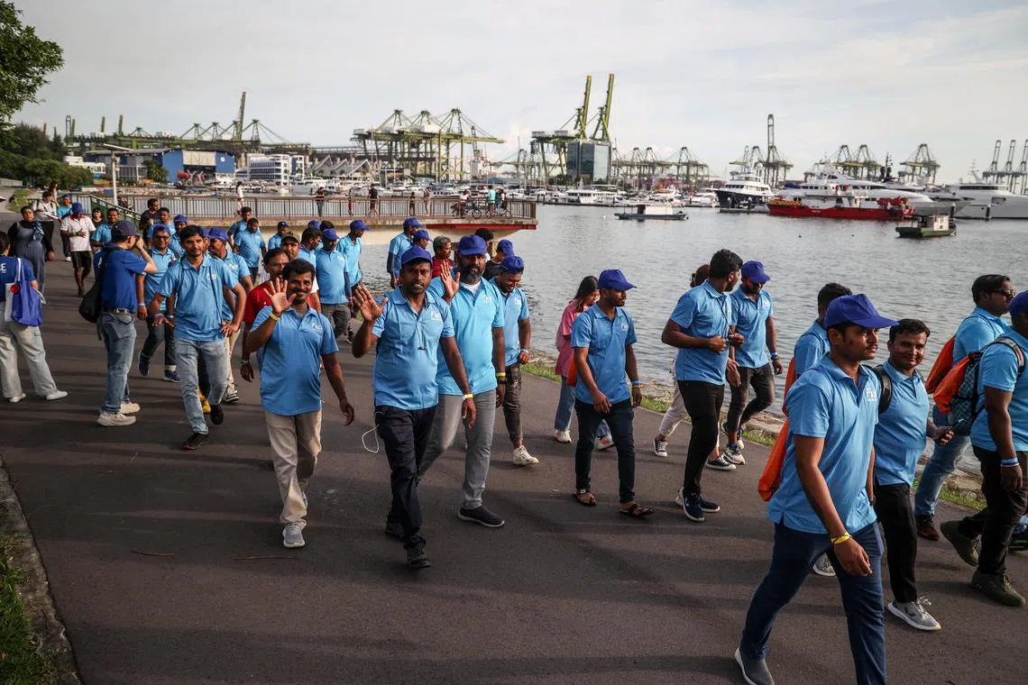 约300名客工和志愿人士在西海岸公园参与义走，不少客工透露经常到东海岸公园活动，这是第一次到西海岸公园。（关俊威摄）