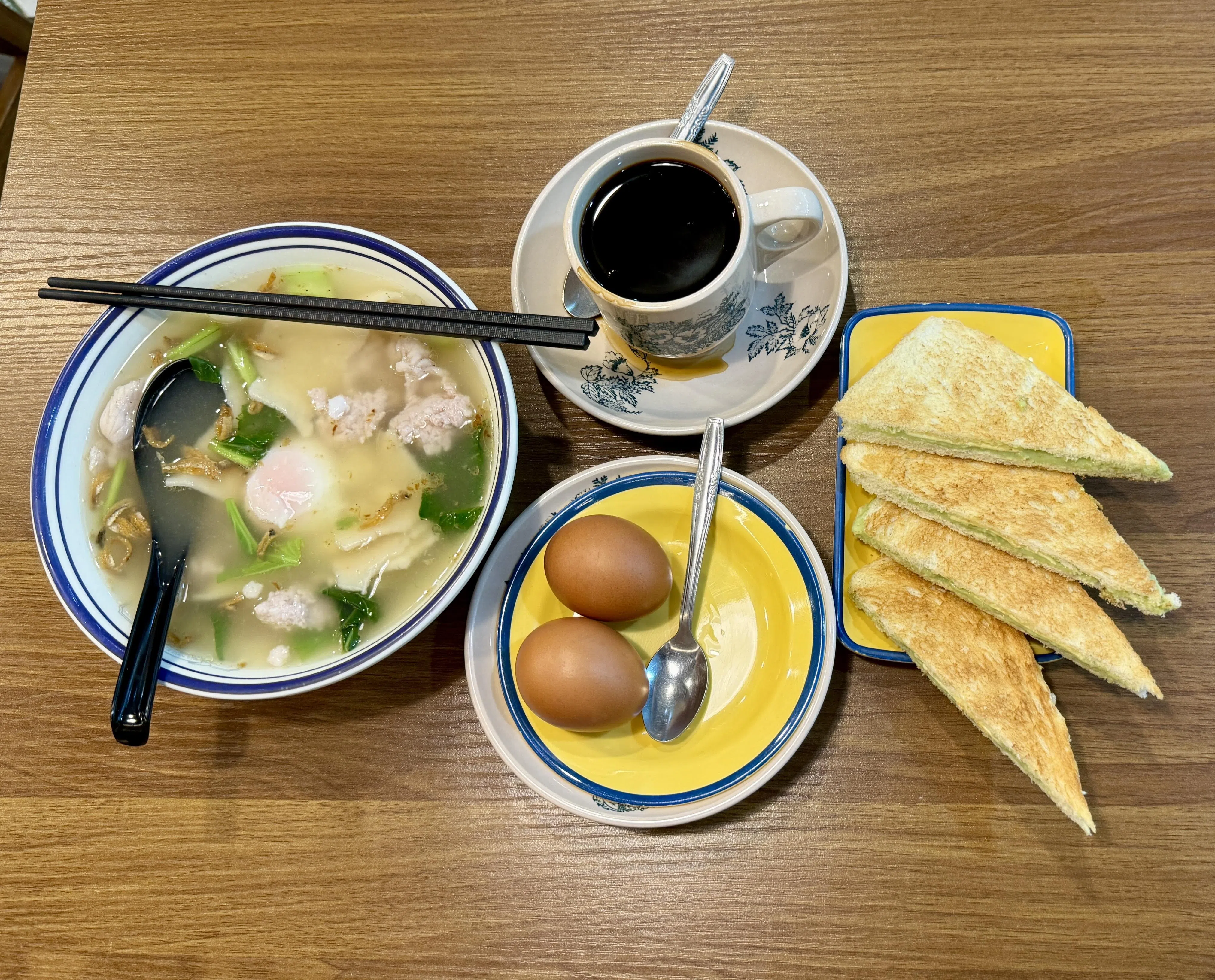 主打新马美食的旺利茶室，阿嫲自制咖椰吐司套餐和面粉粿汤都是人气选择。（陈映蓁摄）