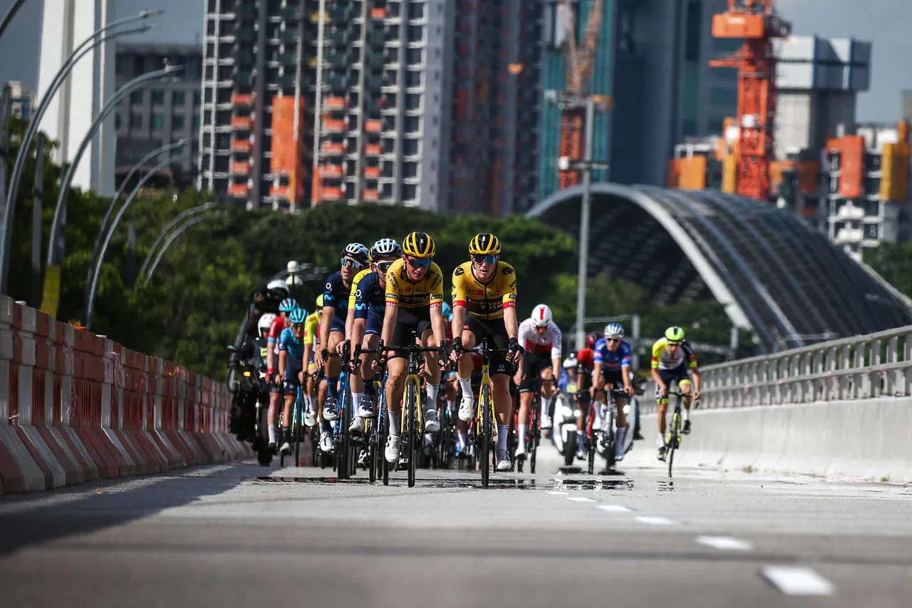 环法脚踏车保诚新加坡绕圈赛2022年首次在我国举行。图为海内外44名选手骑车经过滨海大桥时的场景。（档案照片）