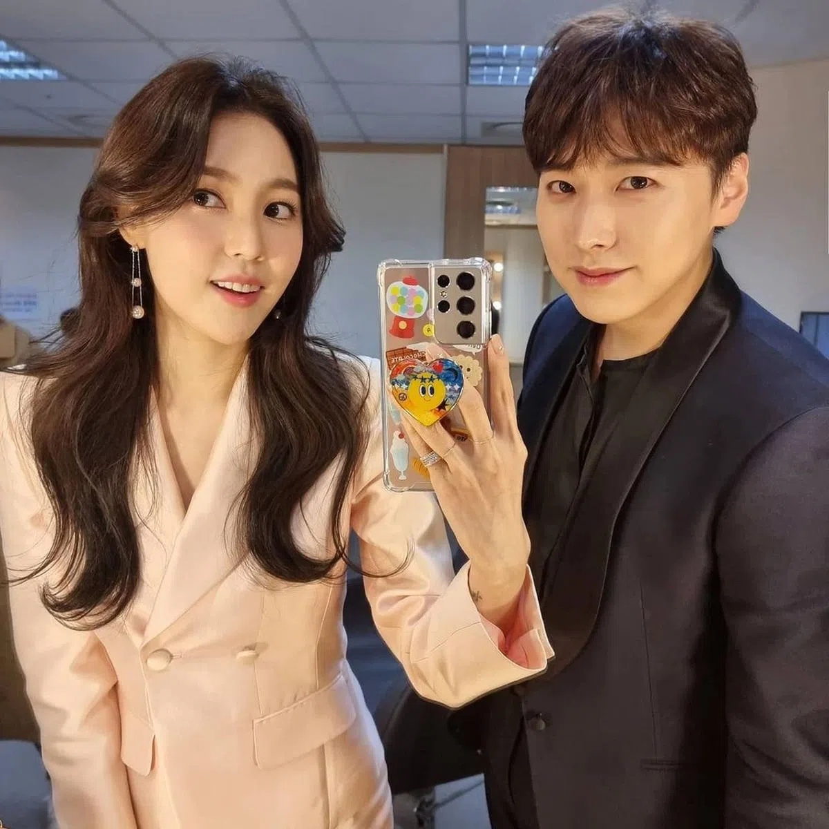 金思垠和晟敏在2013年因拍摄音乐剧《三剑客》结缘。（互联网）