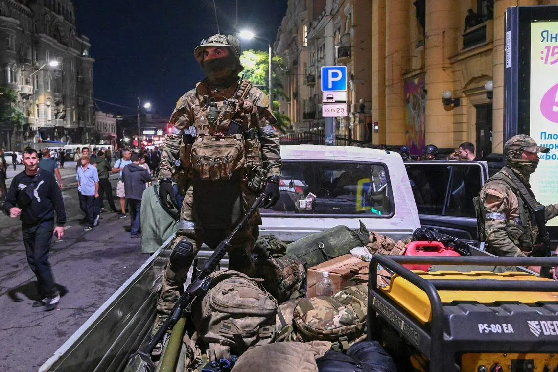 瓦格纳雇佣军24日从顿河畔罗斯托夫撤离，图为站在车上的瓦格纳士兵。（路透社）