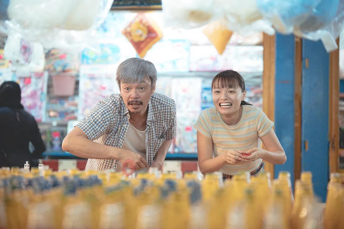 李国煌（左）和陈雯诗的父女情令人动容。（嘉华院线提供）