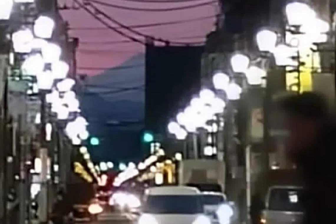 新公寓建成后，把富士山遮住了一大半，当地居民认为，当地街道就无法再叫富士见了。（视频截图）