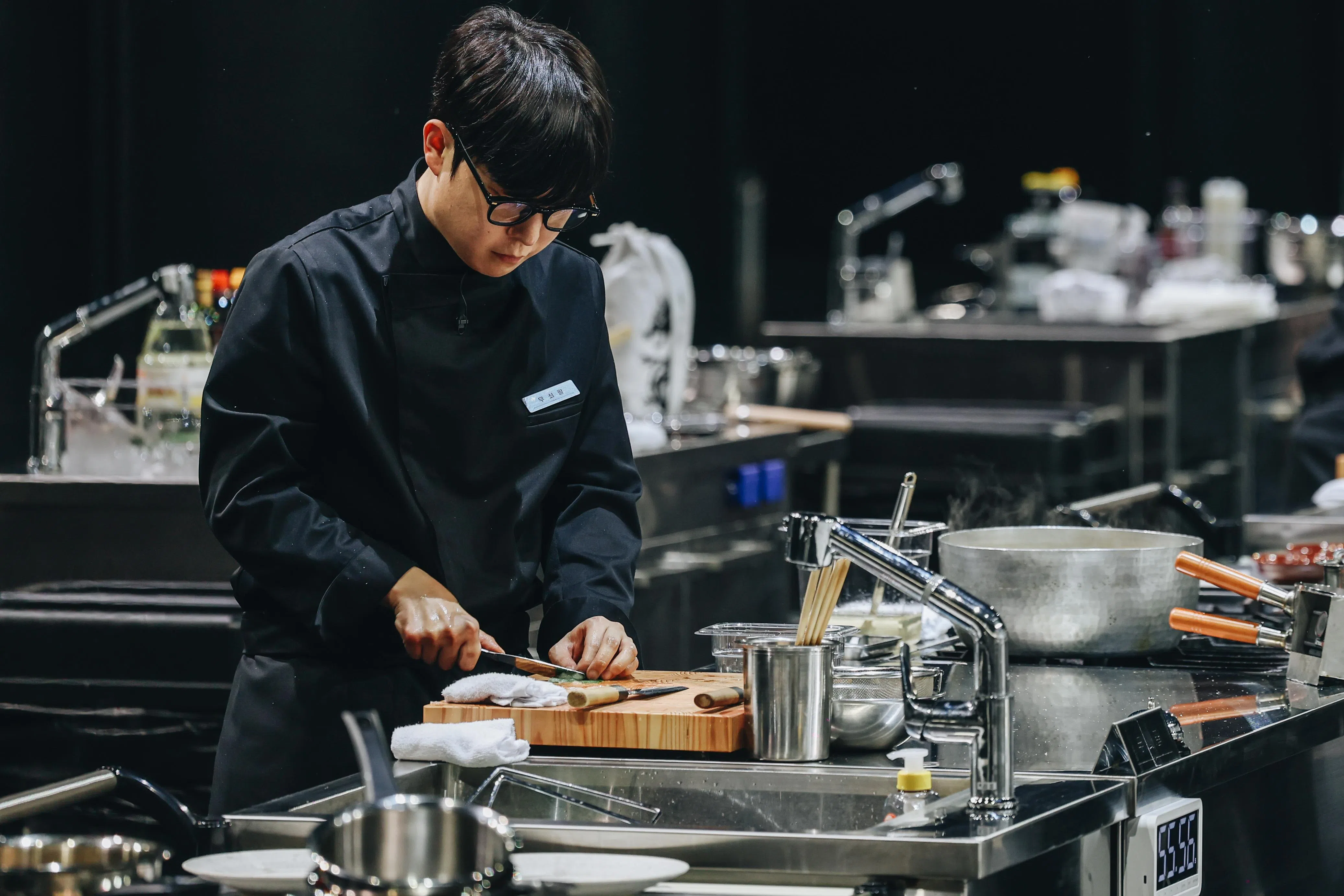 黑汤匙主厨“铁手臂”在节目中透露长期被一种难治的罕见疾病困扰，右手的部分肌肉逐渐流失。（Netflix提供）