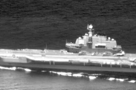 台湾国防部星期一（4月20日）傍晚通报，辽宁号当天航经台海。台军公布的黑白监控画面显示，辽宁号甲板上有八架歼15战斗机、三架直升机。（台湾国防部）