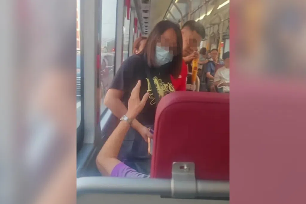 疑脚被踩引冲突 两女巴士上大吵