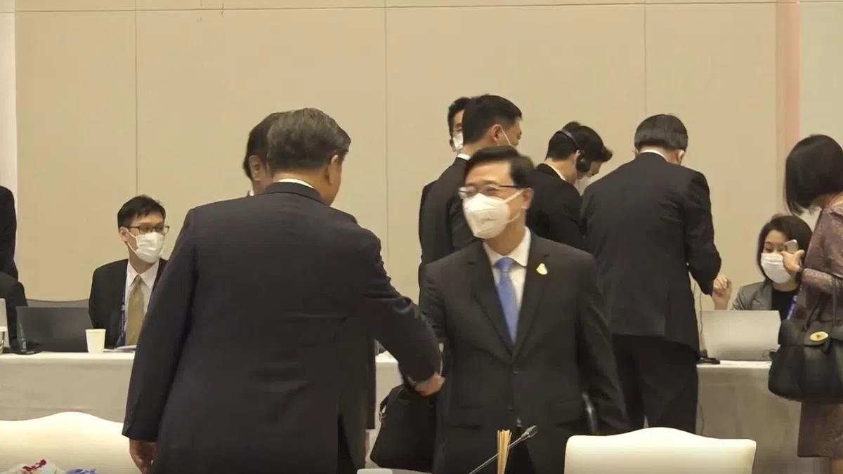 香港特首李家超（右）主动与中国国家主席习近平握手。（取自港府新闻处）