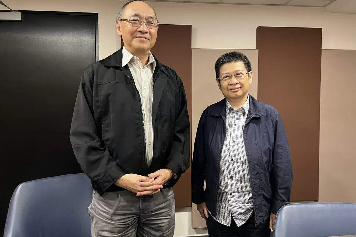 《还是硬道理吗？》播客系列第五集由《联合早报》执行总编辑韩咏梅（右）主持，嘉宾陈庆鏻是李光耀1994年至1997年的首席私人秘书。