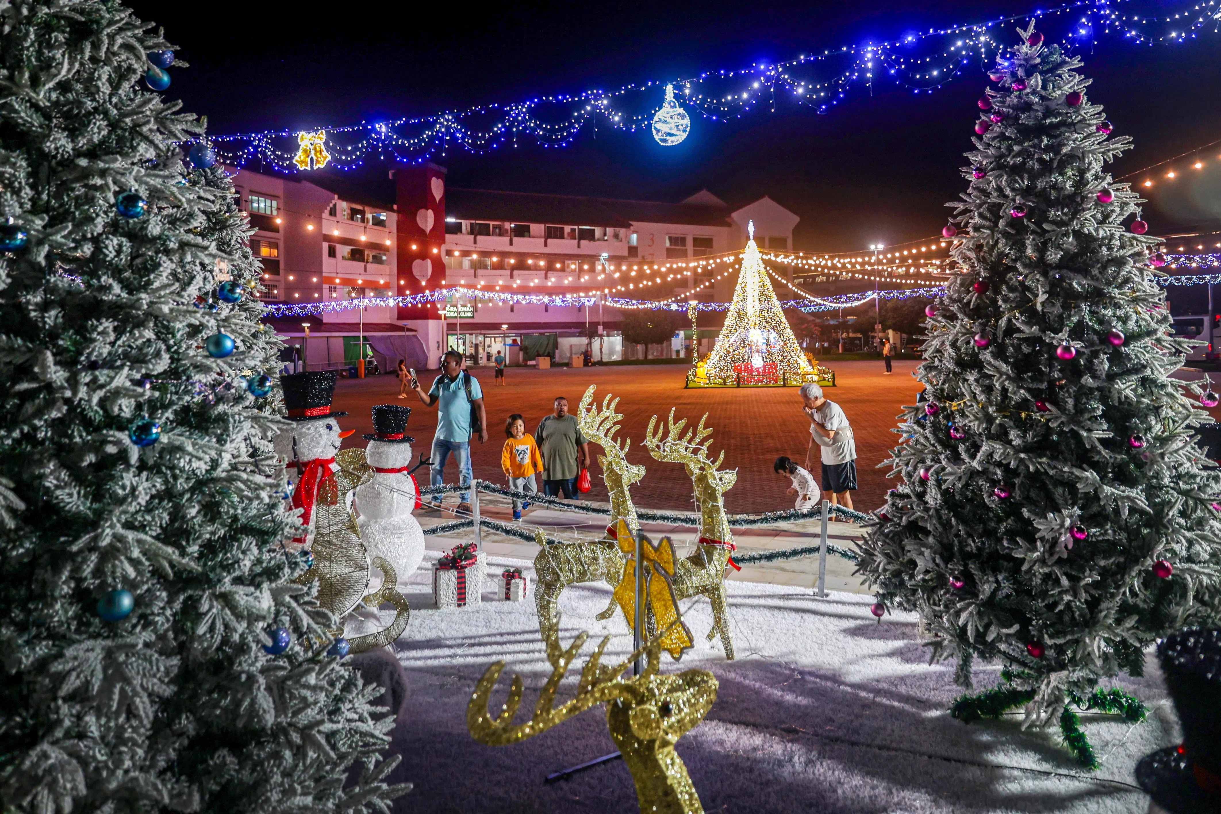 除了广东民弄，本地多个社区也发挥创意，将邻里装点得充满节日气息。例如，位于武吉甘柏邻里中心广场的圣诞装饰，当夜幕降临，灯光亮起，雪人、麋鹿、圣诞树和彩灯交相辉映，整个广场弥漫着浓浓的圣诞氛围。（李冠卫摄）