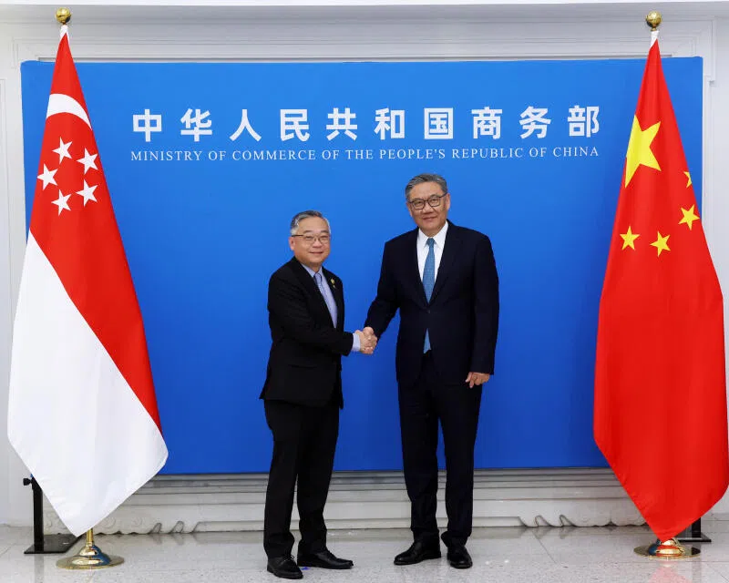 副总理兼贸工部长颜金勇（左）星期四（9月4日）在中国商务部与中国商务部长王文涛会面。（数码发展及新闻部提供）