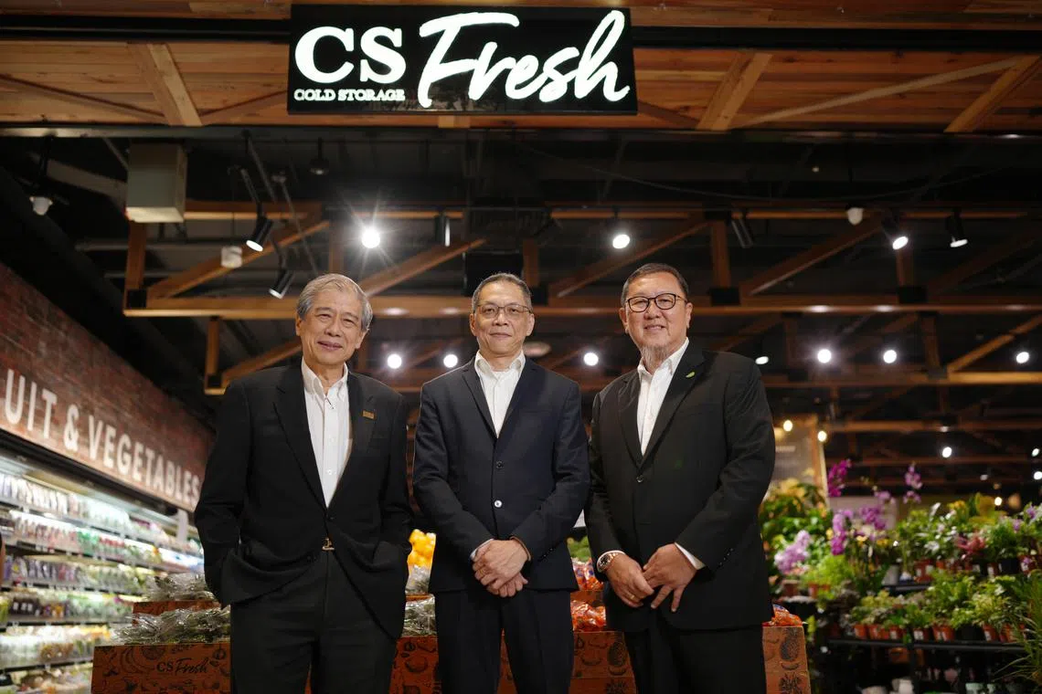 马国零售界商人林跶镪（左）和叶庆法（右）联合创办的Macrovalue，以1亿2500万元收购本地的冷藏公司和巨人超市业务。负责冷藏公司超市业务的林文聪（中）将留任，继续负责业务发展。（谢智扬摄）