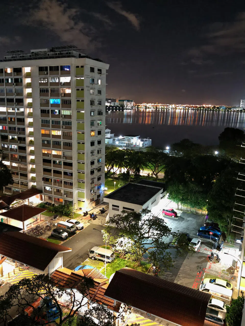 Magic6 Pro的夜晚照片看起来虽然较明亮，但有几处过度曝光。（黄少伟摄）