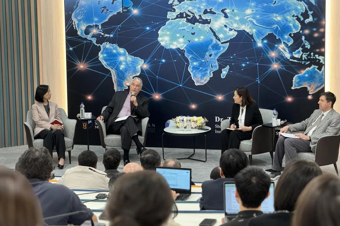 台湾亚太坚韧研究基金会星期四（6月6日）邀请美国国家情报委员会前主席冯稼时（Thomas Fingar），在台湾政治大学举办专题演讲。台上左起为政大社会科学院院长杨婉莹、冯稼时、台湾亚坚会董事长林夏如和美国弗吉尼亚大学公共政策学院教授何汉理。 （缪宗翰摄）