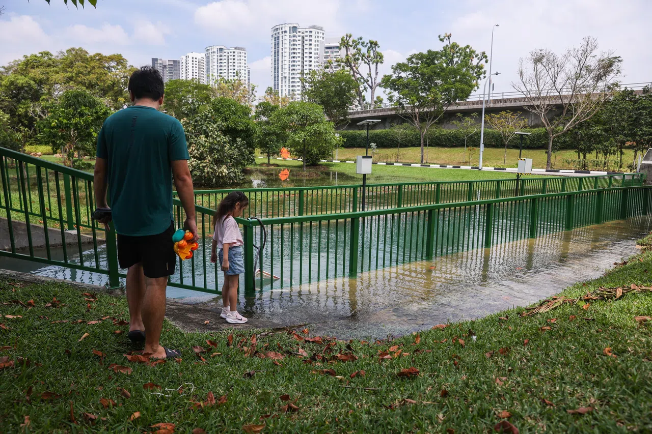 东海岸一带上午10时许，一些通往新加坡海峡的排水口，水位已明显比平常来得高。（白艳琳摄）