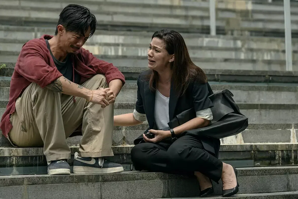 韦罗莎（右）在《金童》里和学长张继聪精彩对戏。（新加坡电影协会提供）