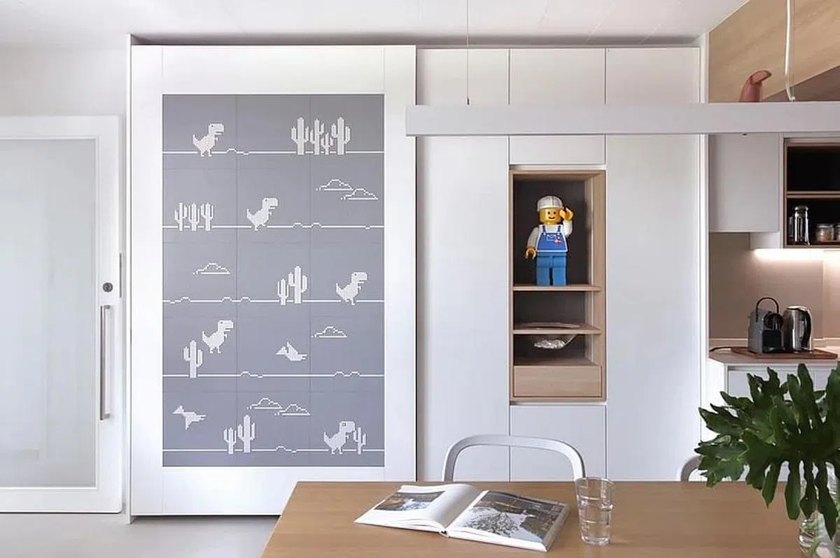 屋主跟孩子们用乐高块拼成这道门的恐龙图案。（Anomaly提供图片）