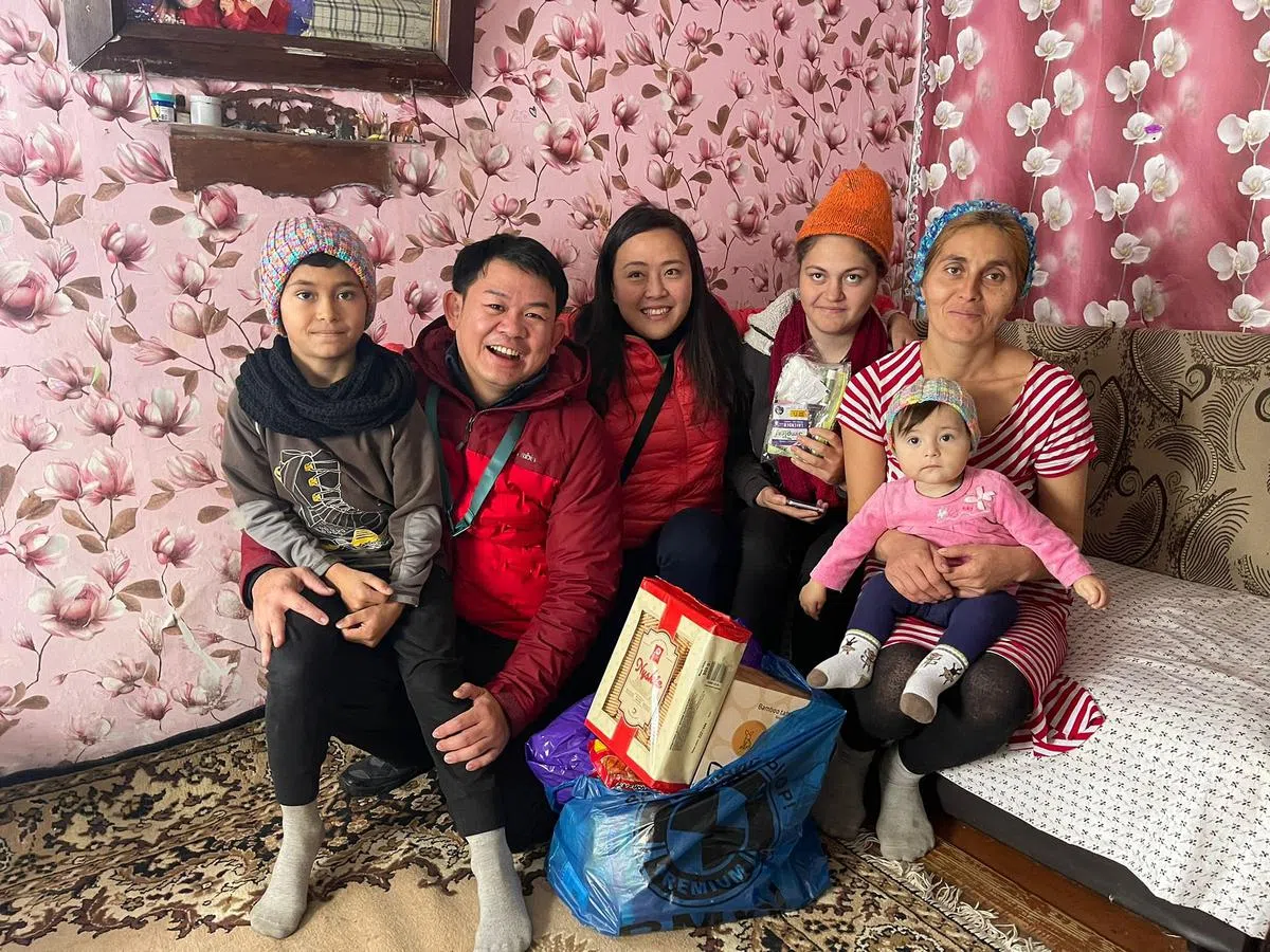陈镇升夫妇（左二和左三）和单亲妈妈（右一）。（受访者提供）