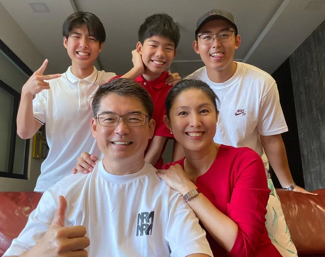 黄嫊方（前排右）与圈外老公Mike（前排左）和长子蓝恺杰（后排右一）、次子蓝恺祈（后排左一）和老幺蓝恺悆拍全家福。（档案照）