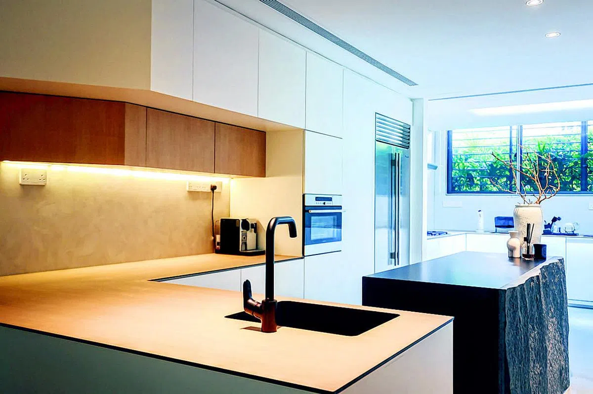 宽敞舒适的厨房，也因为白色而显得非常洁净。（叶振忠摄）