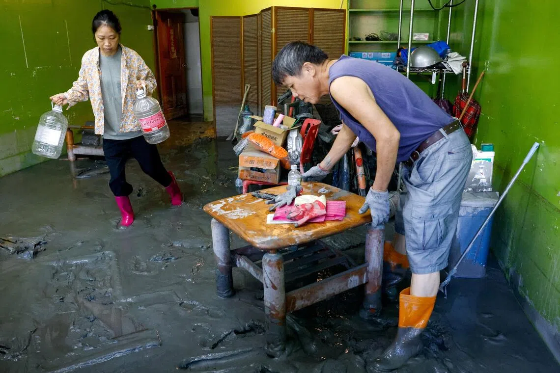 花莲居民星期四（9月25日）清理家中的淤泥。（路透社）