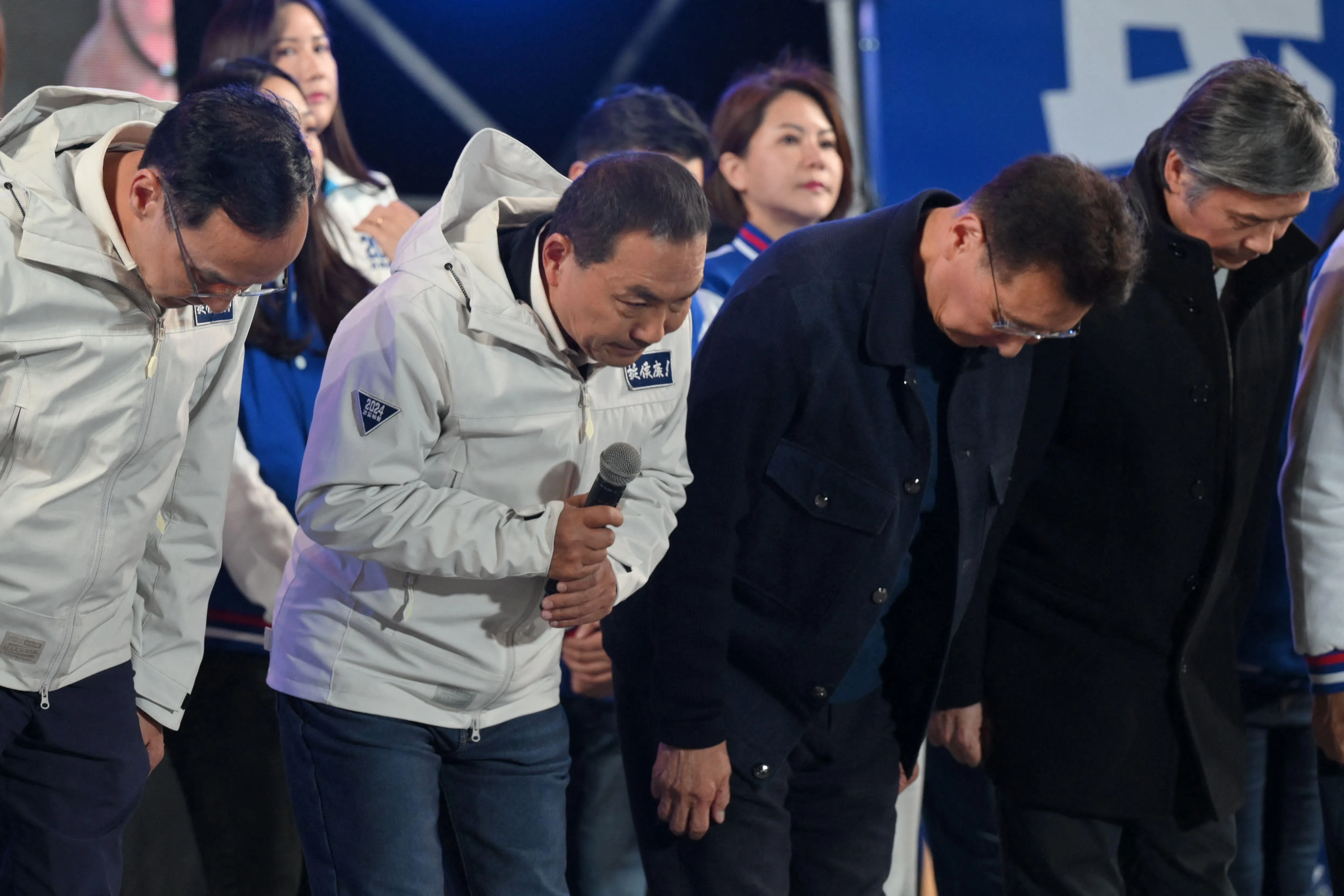 侯友宜和赵少康未能实现政党轮替后，星期六晚间向支持者鞠躬致歉。（法新社）