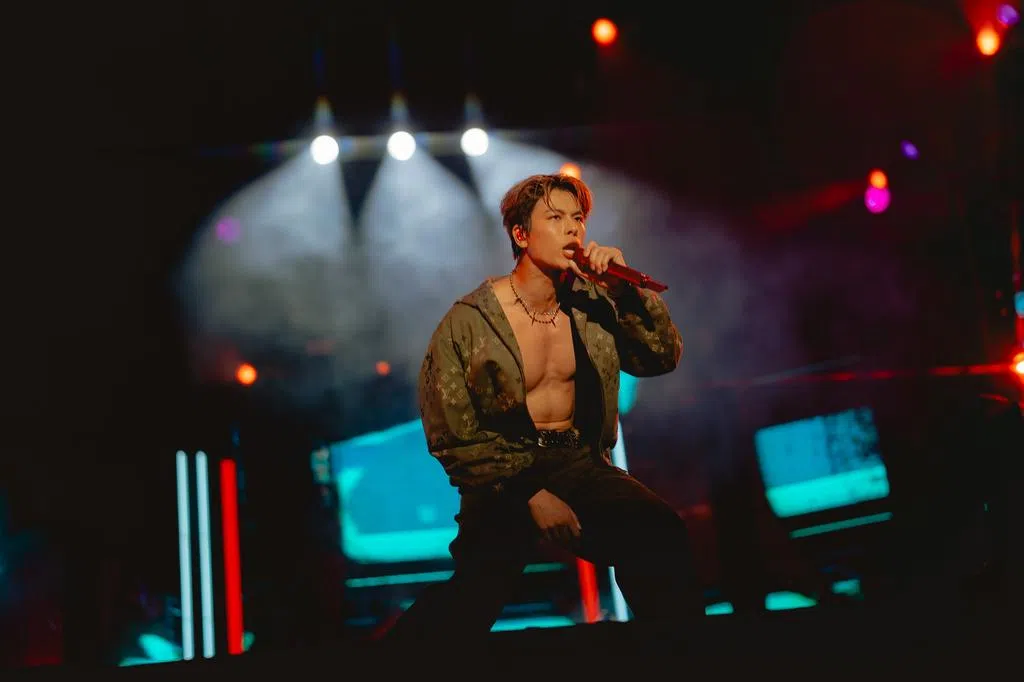 新加坡两场跨年演出 容启航露点晒肌嗨爆