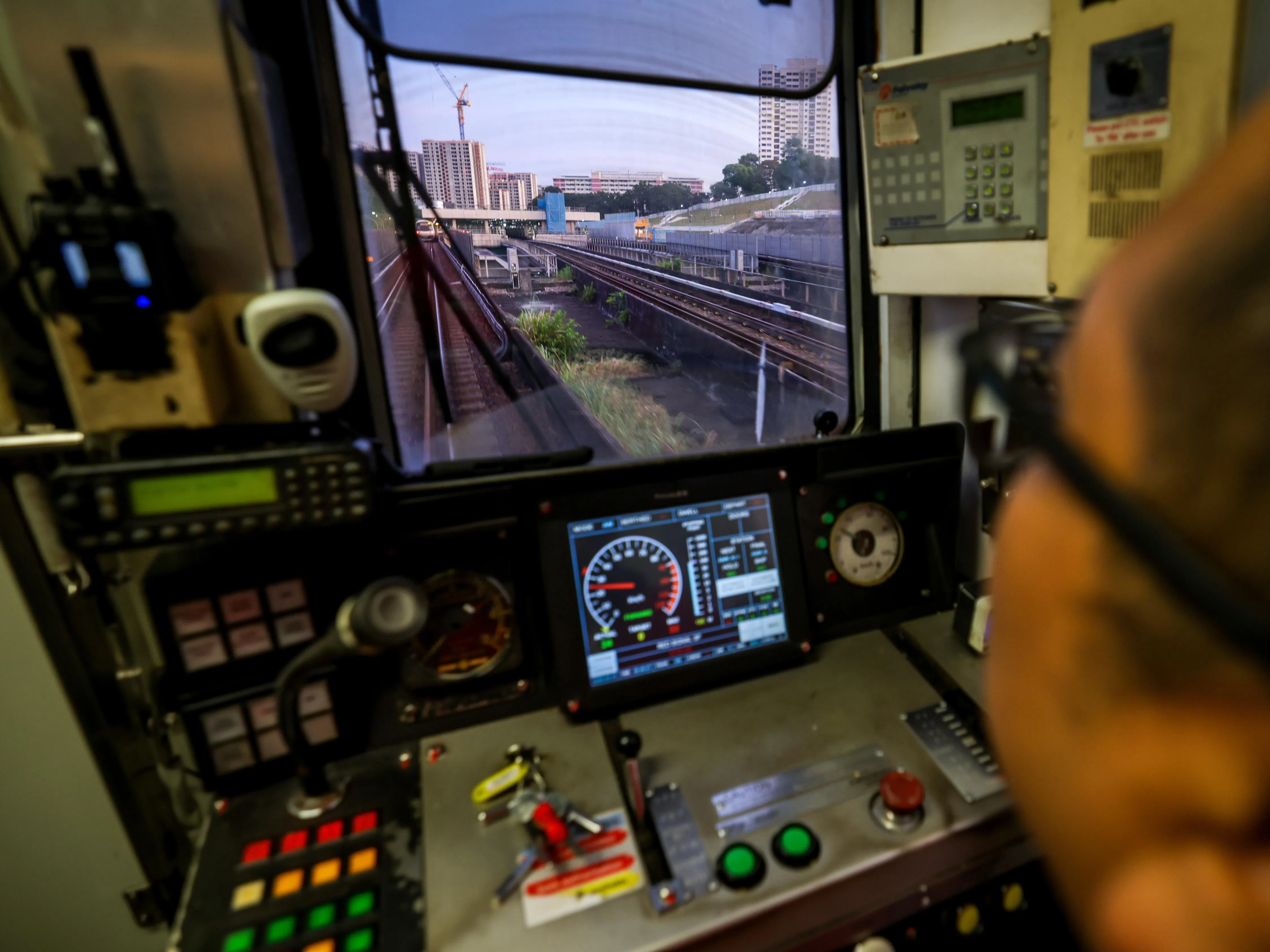 地铁车长扎伊迪说，第一代列车采用的是半自动系统，列车门的开关都由地铁车长操作。碰到雨天时，地铁车长也得手动驾驶，这也是最考验车长技术的时候。（叶振忠摄）