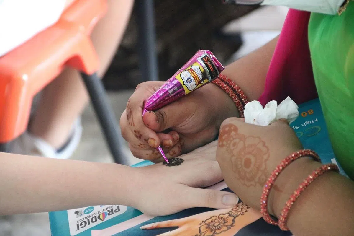 印度族学生策划的活动别具一格，让学生体验海娜手绘（henna)。（裕驱初院校刊社摄）