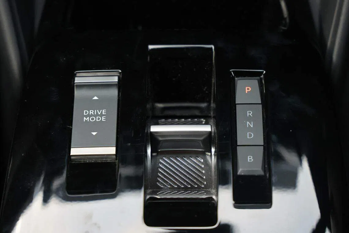 要倒退、空排或行驶，使用的都是短小电子换挡钮。（唐家鸿摄）