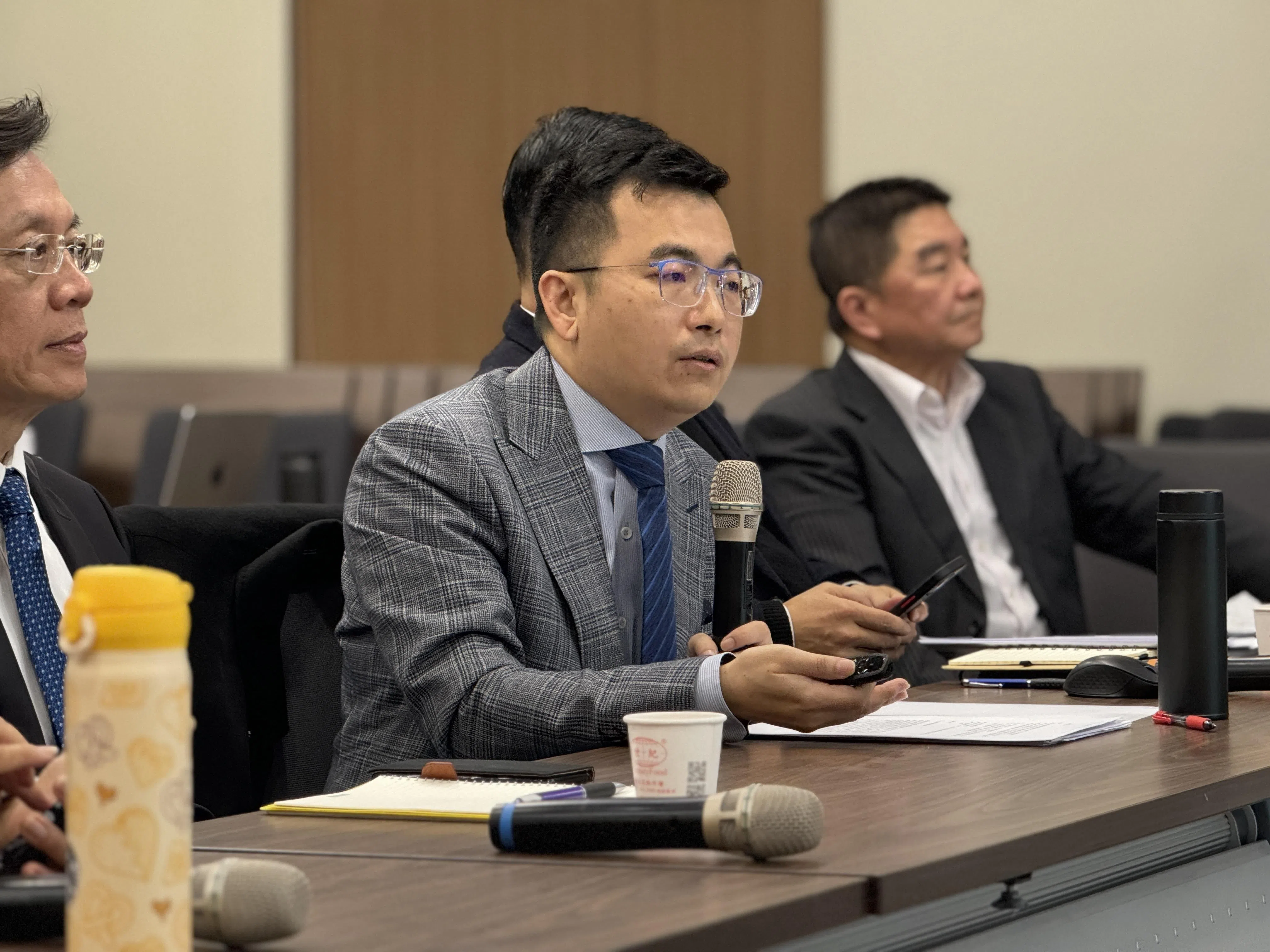 台湾文化大学政治学系教授王顺文（左二）认为，在中美两极化下，大国间不想要直接冲突，但是区域冲突是可以允许的，这也是为什么以哈战事会以区域性冲突持续的原因。（缪宗翰摄）