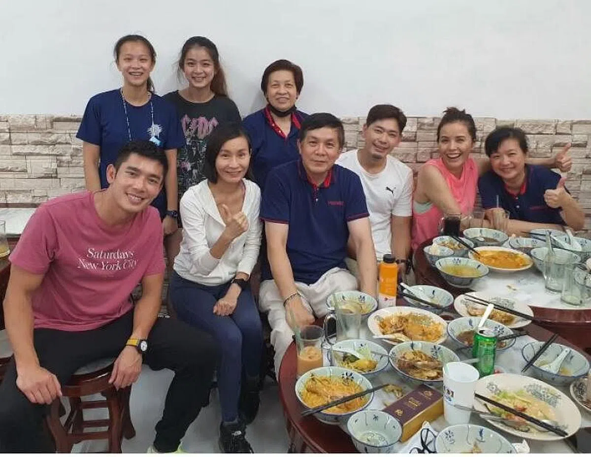 林益盛和两位漂亮女儿（后排左一、二）以及太太Wendy（前排右一）一起经营的本地美食小店，近期常会见到像是郑惠玉、洪昭容、黄俊雄和陈罗密欧等艺人捧场。（受访者提供）