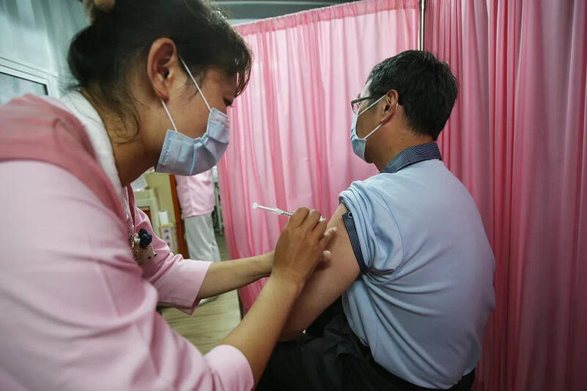 5月28日，高雄市专责医院工作人员为第一优先对象接种疫苗。（香港中通社）