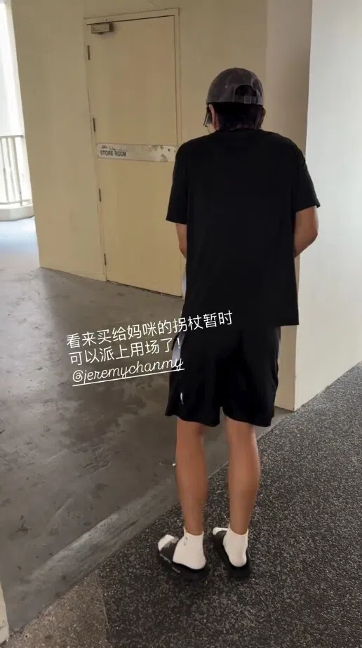 刘子绚8月初在社媒IG贴出田铭耀手持拐杖走路的背影。（取自刘子绚IG）