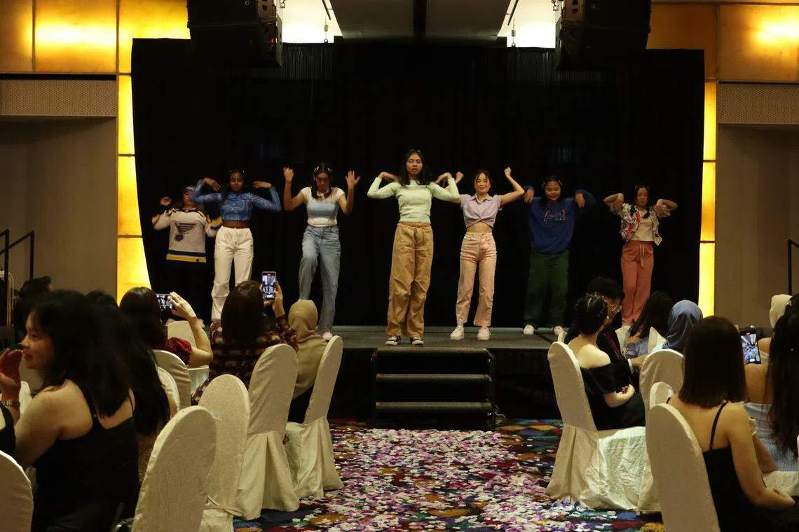 舞蹈团Heist Team呈现自编舞蹈曲目，台下观众掌声一片。（作者提供）