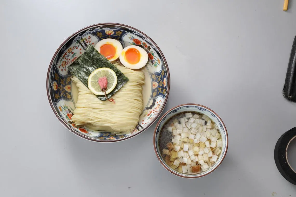 浸渍昆布的蘸汁面，带有昆布的鲜味。（餐馆提供）