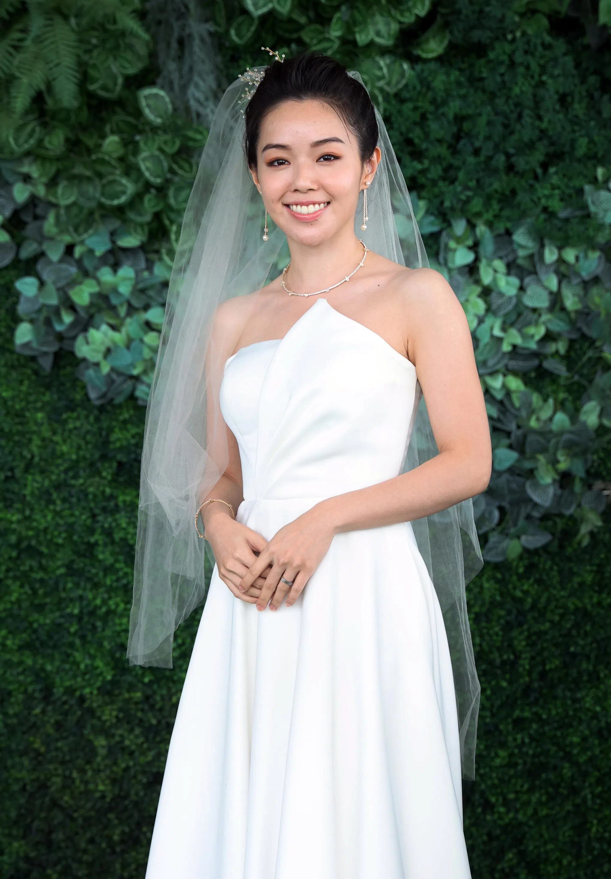 卓芳娴第一次拍摄隆重的婚礼戏，心情紧张但又觉得有趣。（萧紫薇摄）