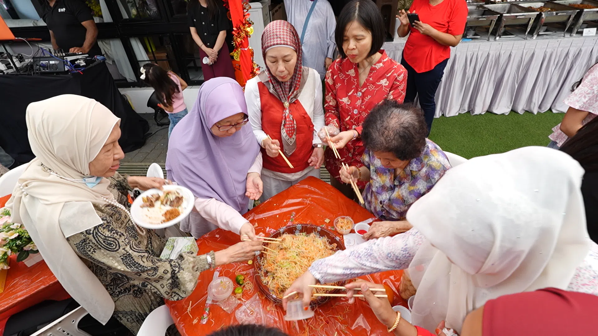 新加坡回回文化协会今年第四次举办新春聚会，邀请约百名会员一同欢庆蛇年。（视频截图）