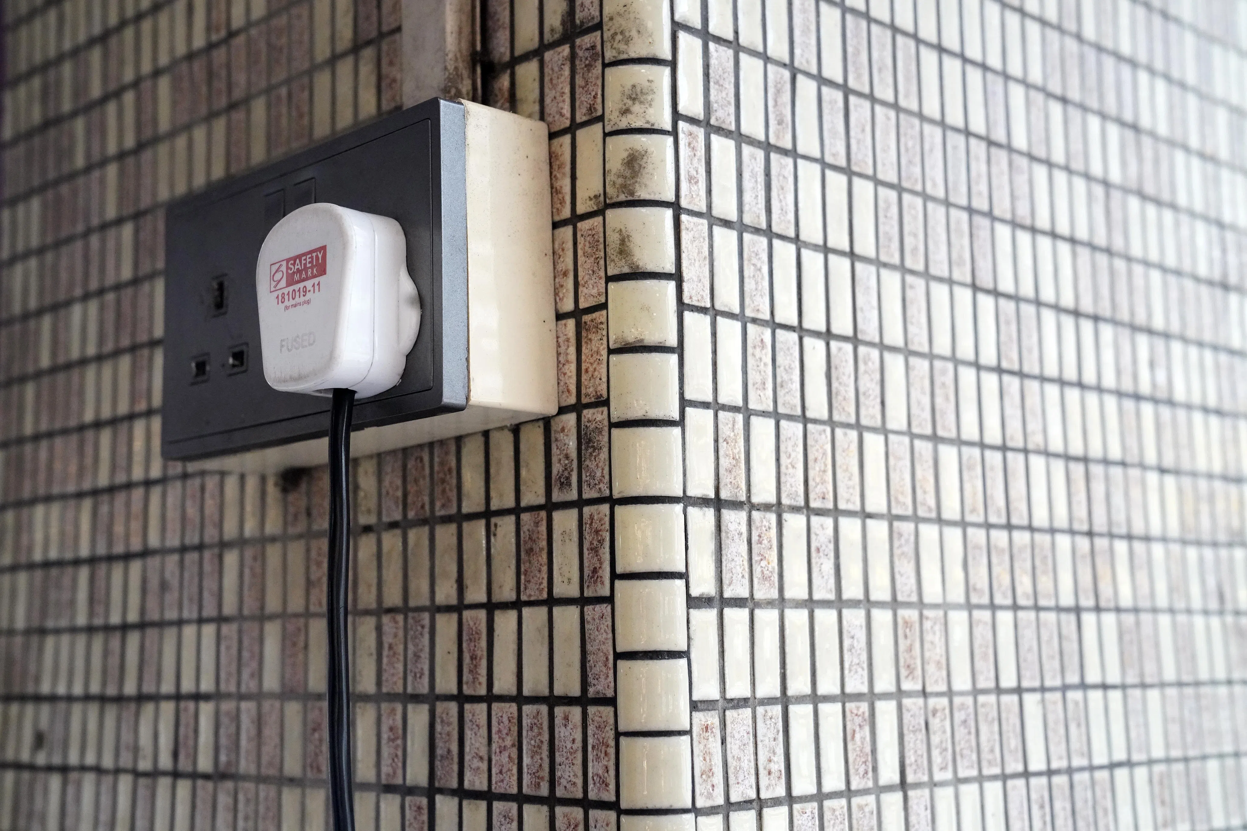 这些墙砖的完成，在当年是非常耗时耗力的事，完全不是现代人愿意做的。