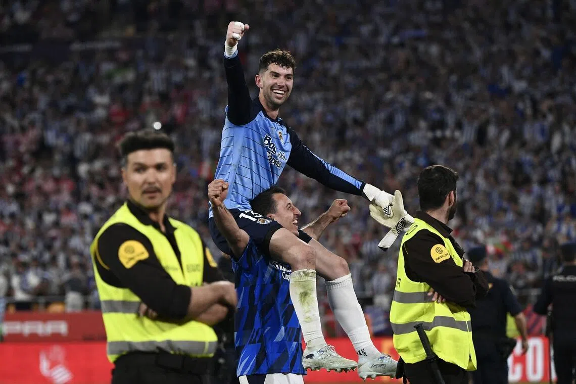 马雷罗扑出两个点球成为英雄，在赛后坐在队长奥亚萨瓦尔的肩上庆祝。（法新社）