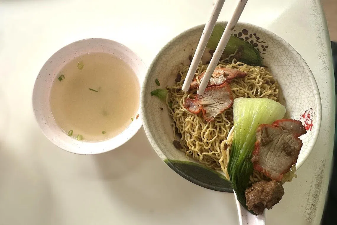 独门酱料，佐以叉烧和肉碎，一碗哥罗面让人齿颊留香。（翁铭芯摄）