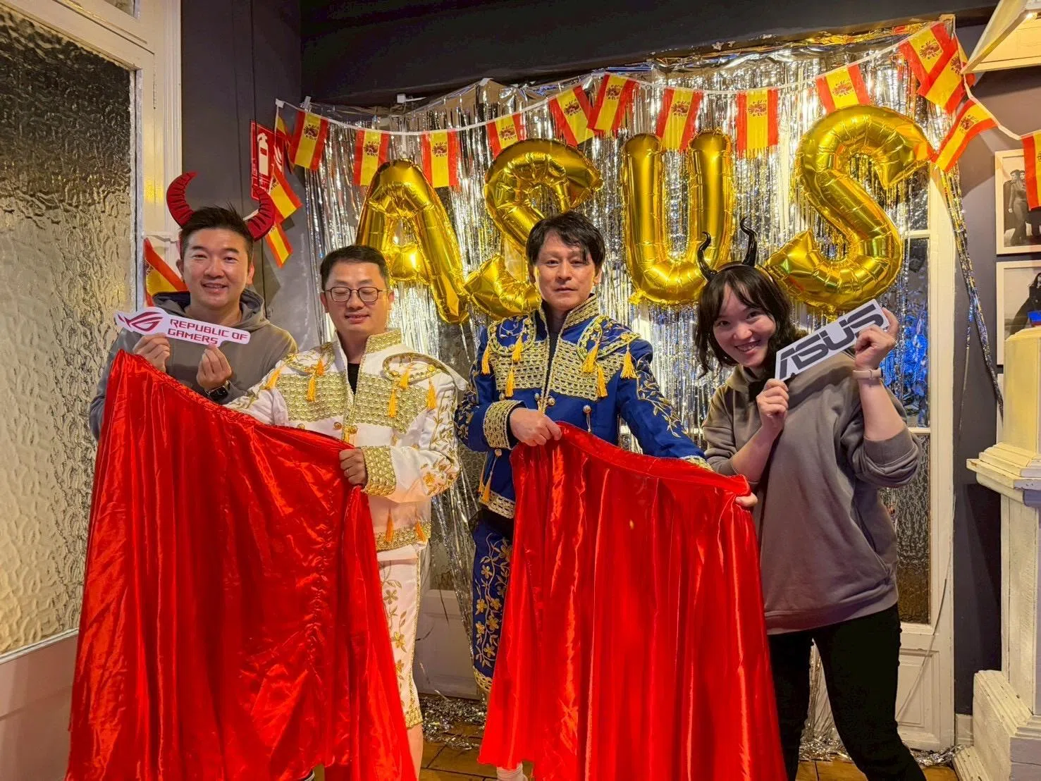 2025年10月，朱明文（左三）带领台湾经销商赴西班牙展开奖励旅行，并出席斗牛士主题派对。（受访者提供）