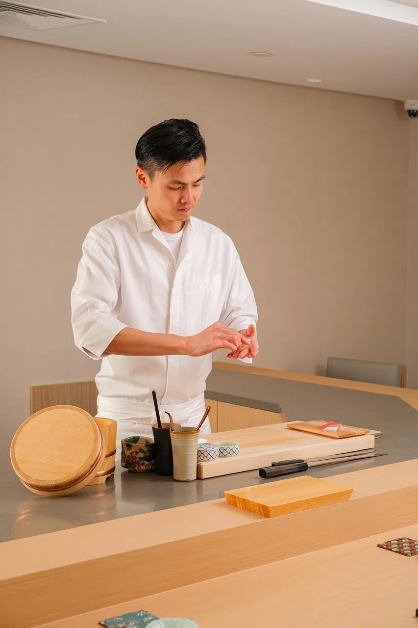 Sushi Muni主厨许志聪在坚守经典的同时，不断探索日式料理的更多可能性。（餐馆提供）
