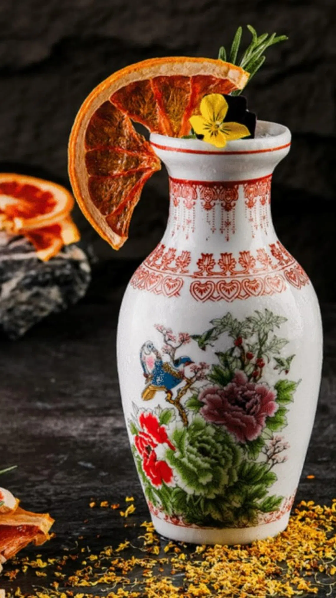 盛装在“花瓶”内的桂花乌龙鸡尾酒。（餐馆提供）