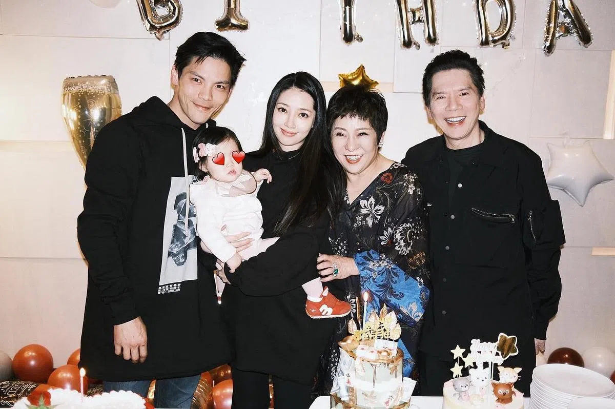 向太（右二）出面回应有关儿子向佐（左）的出轨爆料。（图/IG）