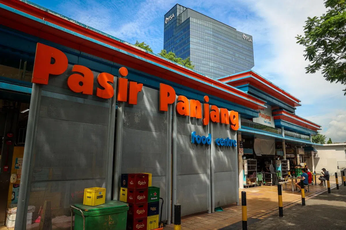 据了解，巴西班让熟食中心夜晚更热闹，有海鲜烧烤和各类美食，你在晚上到访过吗？（摄影 / 叶振忠）